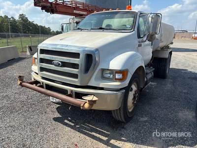 2011 Ford F-750 XL 4x2 Autocarro per acqua (Inoperable)