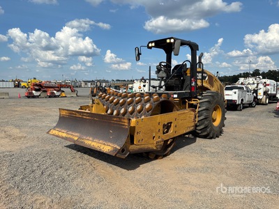 2013 Cat CP56B Compacteur à tambour à pieds dameurs