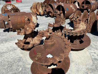 Quantity of (4) 35 in Rock Accessoires de tarière