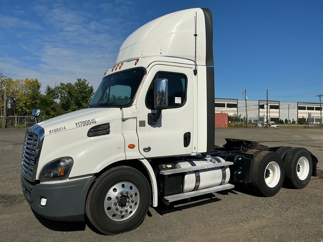 2017 Freightliner Cascadia 113 6x4 T/A Day Cab Truck Tractor