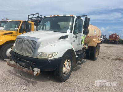 2007 International 4200 2000 gal 4x2 Water Truck