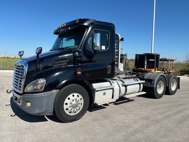 2016 Freightliner Cascadia 113 6x4 T/A Day Cab Truck Tractor