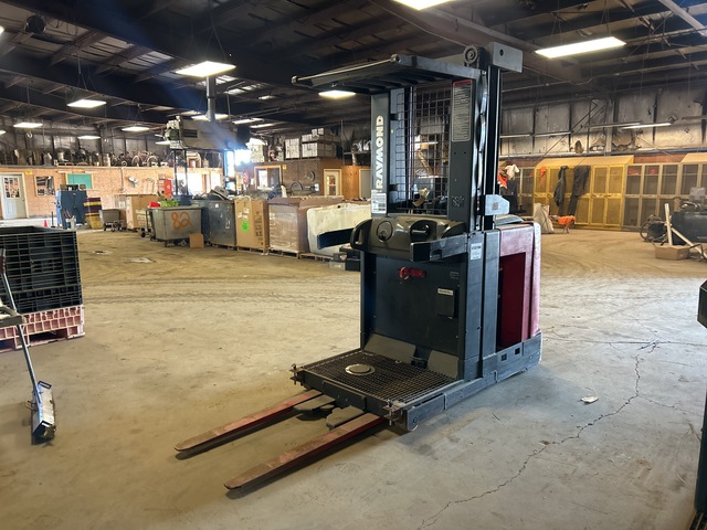 2004 Raymond 261-0PC30TT 3000 lb Order Picker 2004 Raymond 261-0PC30TT 3000 lb Order Picker