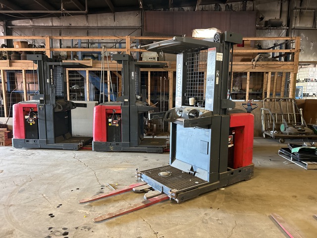 2004 Raymond 261-0PC30TT 3000 lb Order Picker 2004 Raymond 261-0PC30TT 3000 lb Order Picker