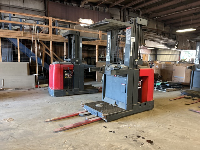 2004 Raymond 261-0PC30TT 3000 lb Order Picker 2004 Raymond 261-0PC30TT 3000 lb Order Picker