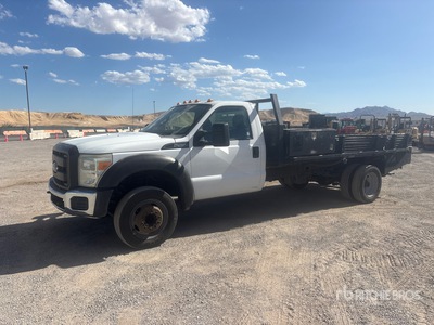 2015 Ford F-550 4x2 Camion à Plateau