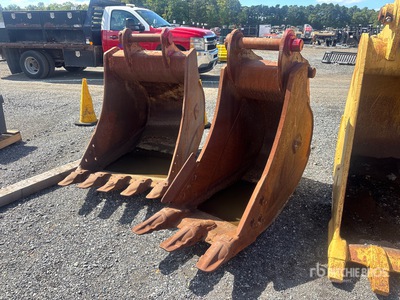 Hensly 24 in Digging Excavator Bucket - Fits Komatsu