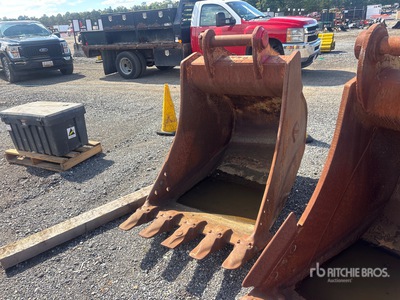Hensly 36 in Digging Excavator Bucket - Fits Komatsu