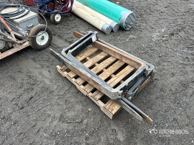 Quantity of (5) Pallets of Pallet of Bobcat Forklift Tines Attrezzatura varia per edilizia