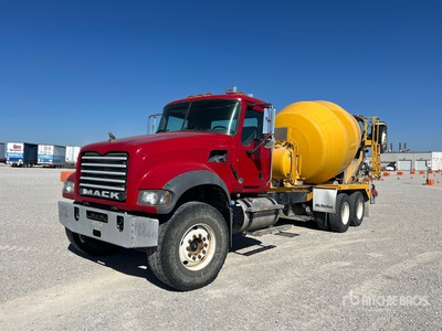 2013 Mack GU713 8x4 Front Discharge Betonomieszarka