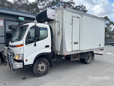 2001 Hino Dutro Camion à rideaux latéraux