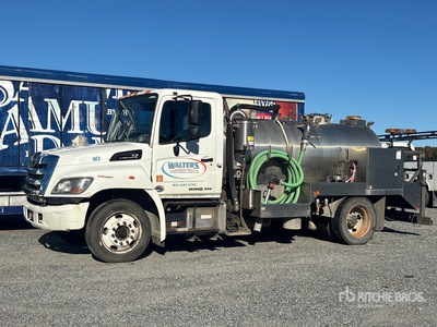 2017 Hino 268 Portable Toilets Vacuum Tanker Truck