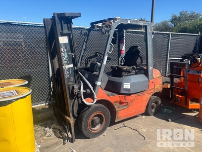 Toyota 7FGU25 2700 lb Pneumatic Tire Forklift