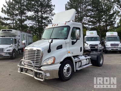 2014 Freightliner Cascadia 113 4x2 Day Cab Truck Tractor
