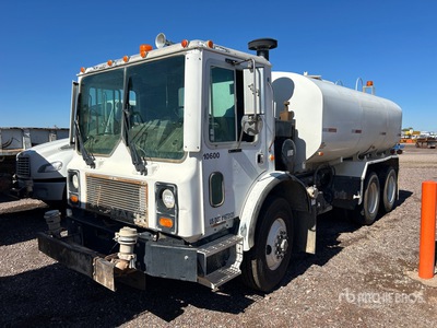 1991 Mack MR688S 4000 gal 6x4 Water Truck