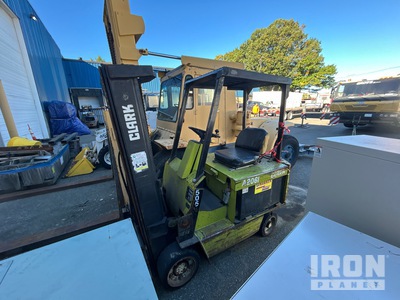 Clark 4150 lb Cushion Tire Chariot Élévateur (Inoperable)