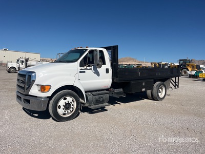 2013 Ford F-650 4x2 Camion à Plateau