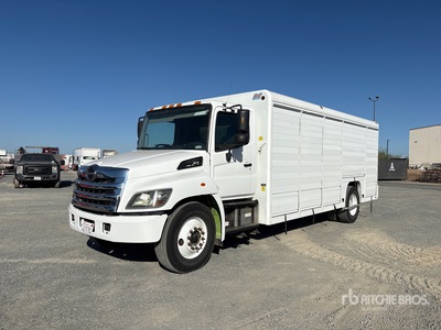 2015 Hino 268 Camion à boissons