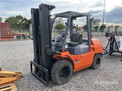 2013 Toyota 7FDKU40 9000 lb Montacargas (INOPERABLE) / Forklift (Inoperable)