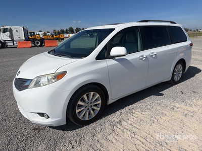 2013 Toyota Sienna Camioneta / Minivan