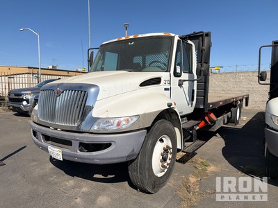 2015 International 4300SBA 4x2 Liftgate Camion à Plateau