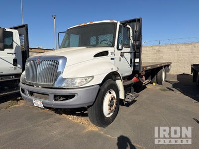 2015 International 4300SBA 4x2 Liftgate Camion à Plateau