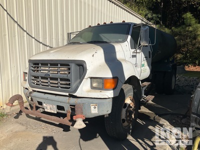 2001 Ford F-650 4x2 Camion cisterna de agua (Inoperable)