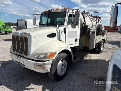 2009 Peterbilt 335 4x2 Camion à eau