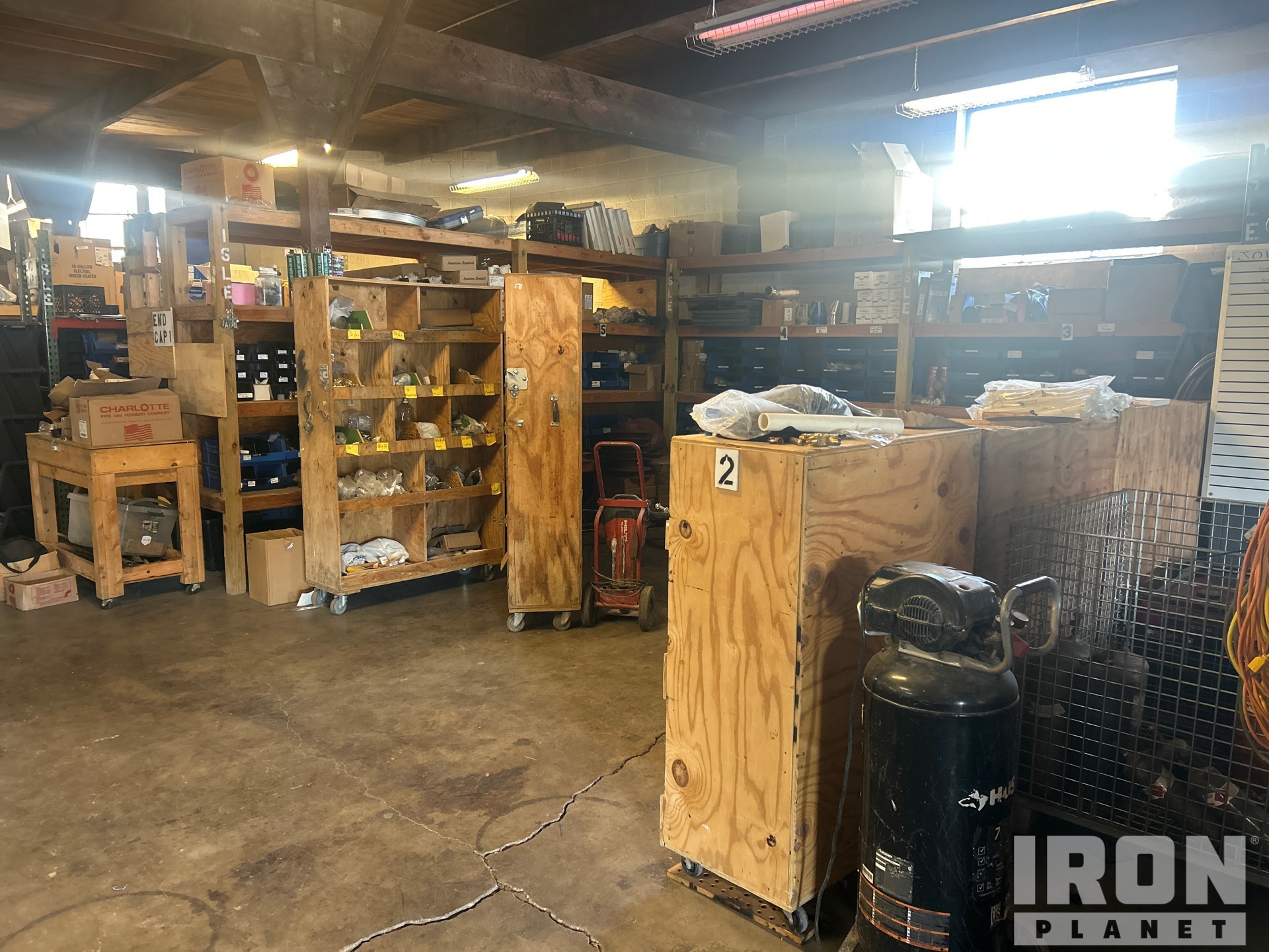 Misc: Warehouse Supplies Divers (Unused)
