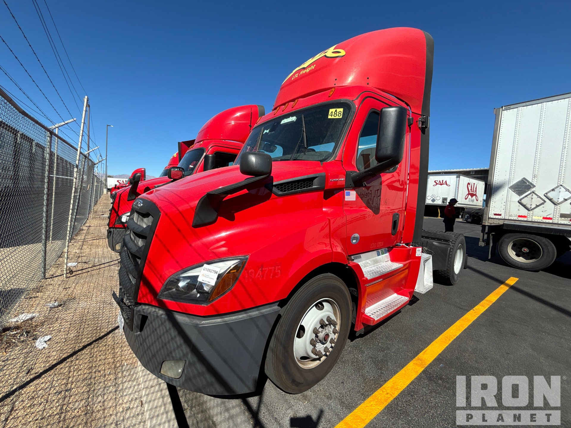 2019 Freightliner CA113 4x2 S/A Dagcabine Trekker