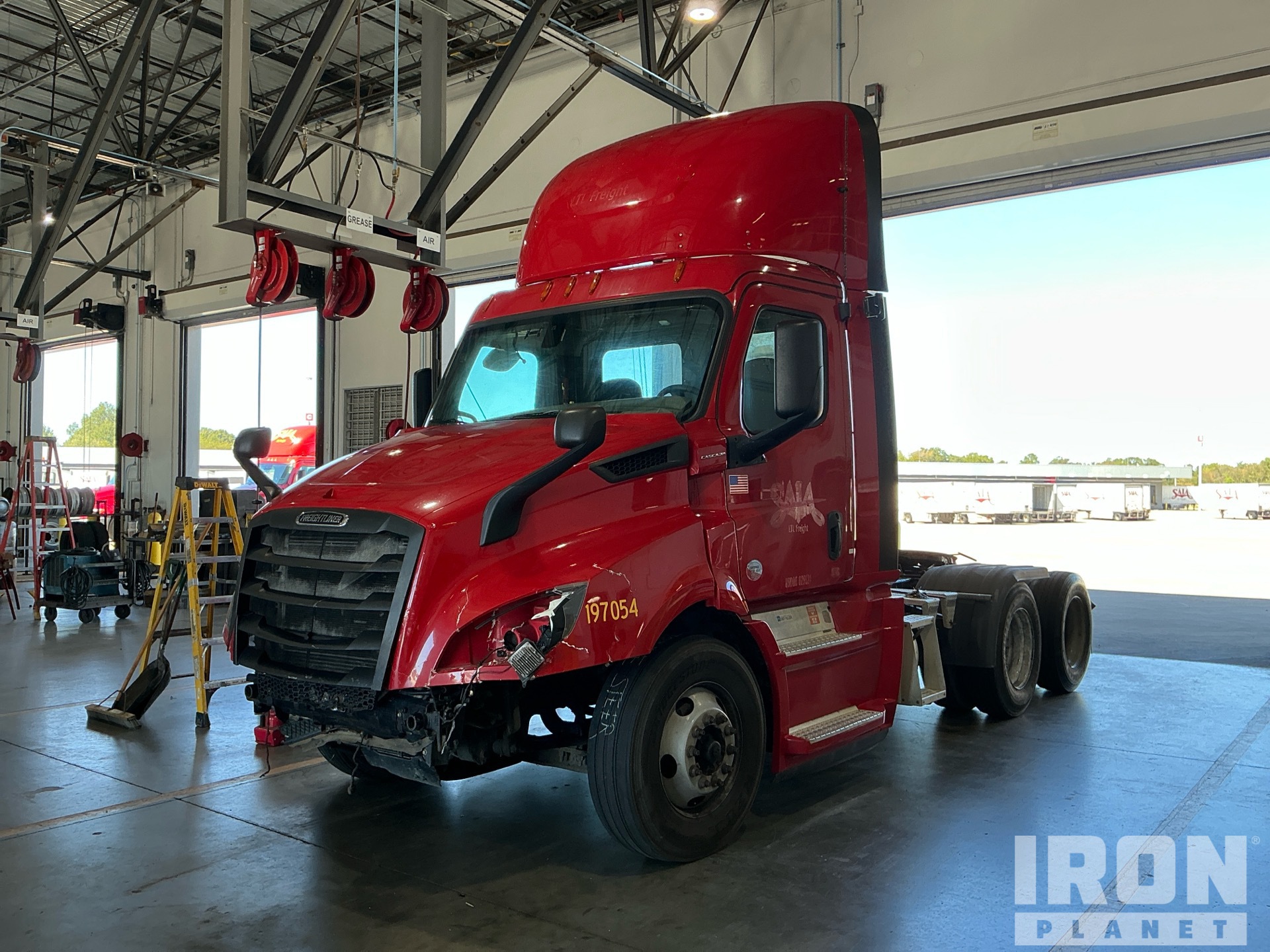 2019 Freightliner Cascadia 113 6x4 تراكتور شاحنة نهارية (ثنائية المحور)