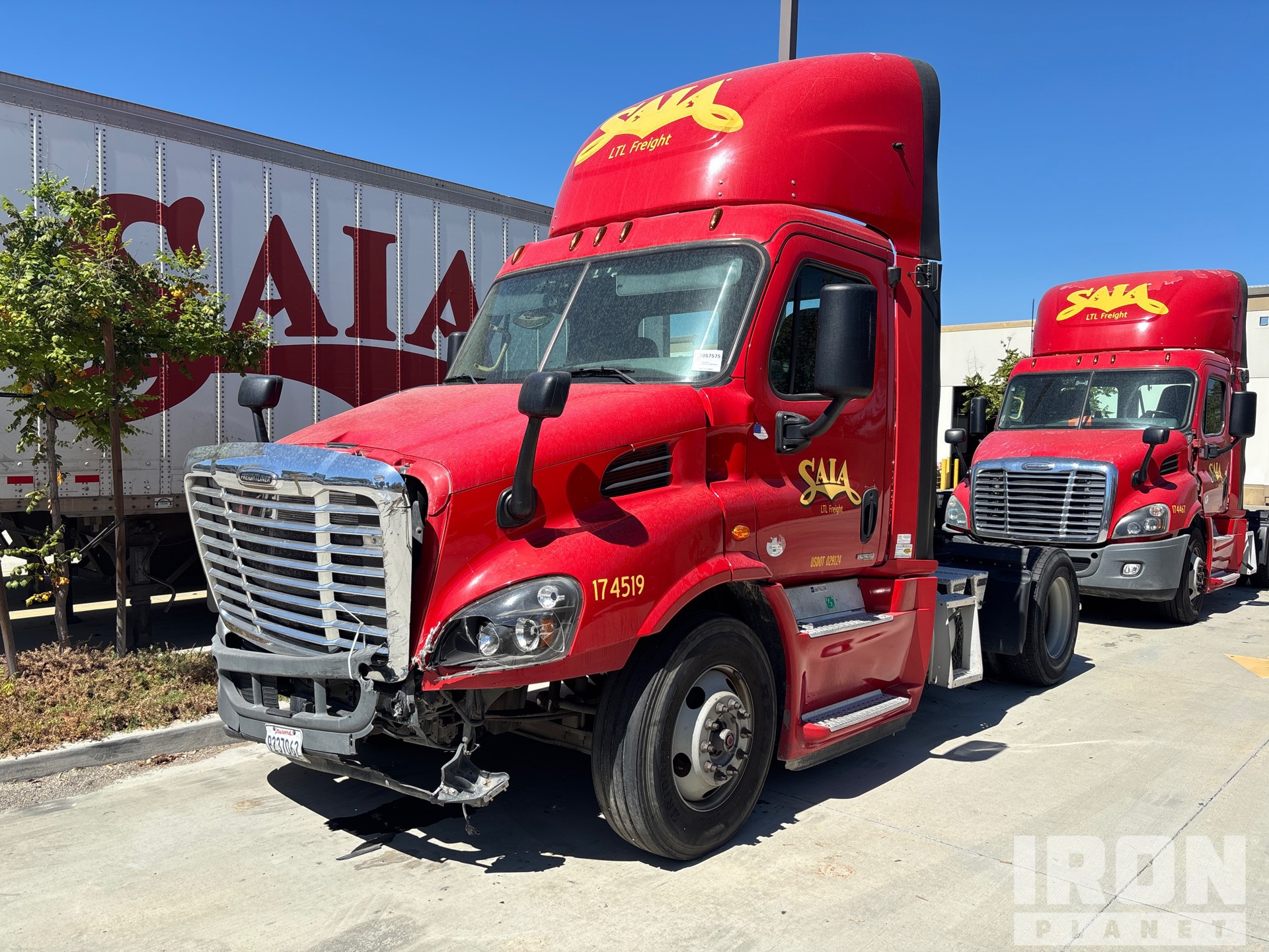2017 Freightliner Cascadia 4x2 S/A Day Cab Truck Tractor