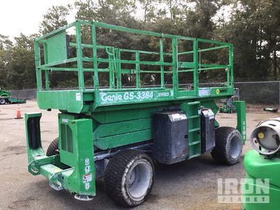 2017 Genie GS-3384 4x4 Diesel Plateforme élévatrice à ciseaux (Inoperable)