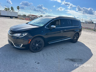 2017 Chrysler Pacifica Hybrid Minivan