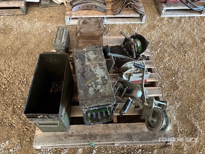 Quantity of (3) Antique Tool Box, (3) Manual Winch Varios, tienda, almacen, consumidor