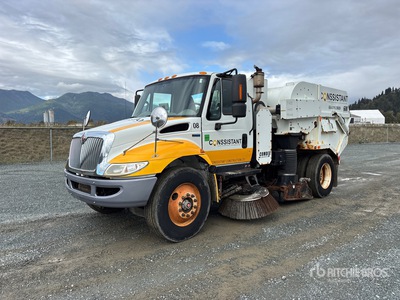 Tymco on 2015 International 4300M7 Kehrmaschine