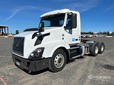 2015 Volvo VNL 6x4 Ciągnik siodłowy T/A z kabiną dzienną