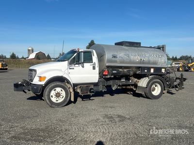 Etnyre 2000 gal on 2002 Ford F-750 4x2 Camion épandeur d'asphalte