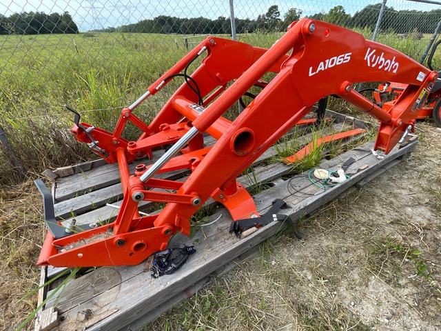 Kubota LA1065A Front Loader Attachment (Inoperable)