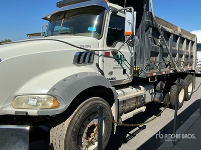 2018 Mack GU813 Van Truck