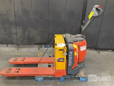Toyota 8HBW30 Pallet Jack