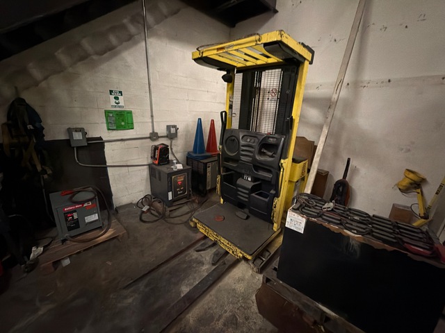 2006 Hyster R30XMS2 3000 lb Order Picker (Inoperable) 2006 Hyster R30XMS2 3000 lb Order Picker (Inoperable)