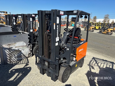 2022 Doosan BC25S-7 2500 lb Cushion Tire Carrelli Elevatori