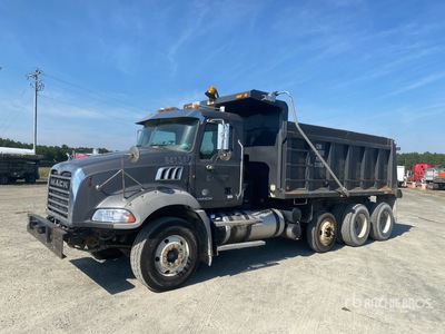 2014 Mack GU813 8x4 Tri/A Camión dumper