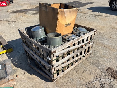 Quantity of Hub Caps and Lug Nut Covers Pièces diverses (Unused)