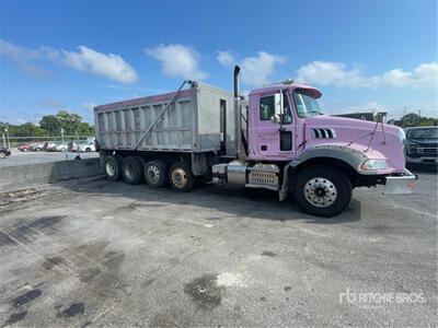 2013 Mack GU813 10x4 Crew Cab Quad/A Camión dumper