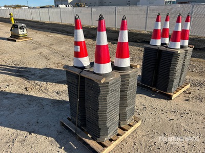 Quantity of (100) 27 In Reflective Cônes d'autoroute (Unused)