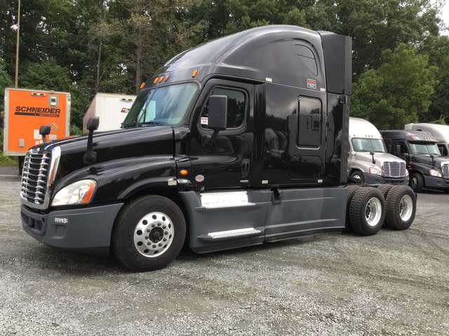 2016 Freightliner Cascadia 125 T/A Sleeper Truck Tractor 2016 Freightliner Cascadia 125 T/A Sleeper Truck Tractor