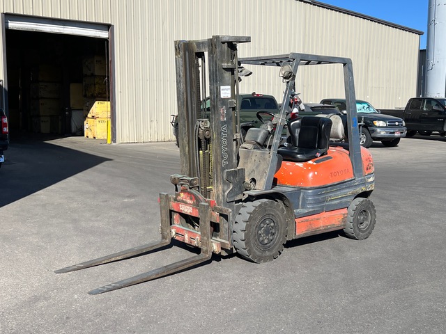 1999 Toyota 42-6FGU25 4900 lb Pneumatic Tire Forklift