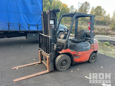Toyota 7FGU25 3750 lb Pneumatic Tire Forklift